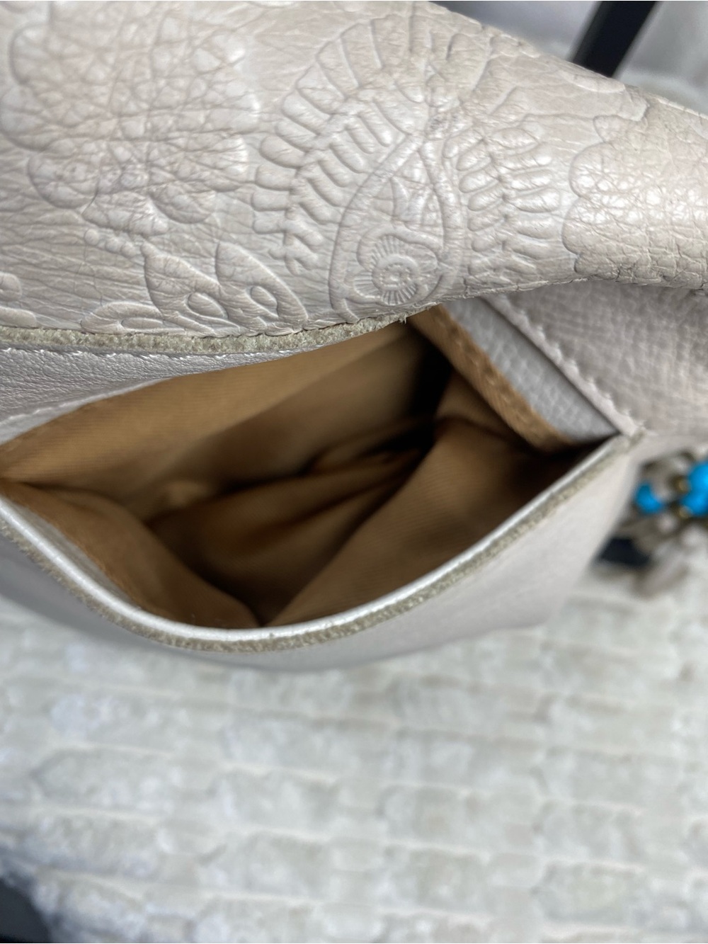 The Sak Silverlake Crossbody Bag Ivory Beige Tooled Embossed Floral Leather - Picture 6 of 16